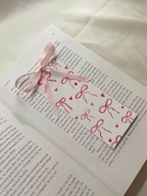 Diy Bow Bookmark, Binding A Book Diy, Paint Swatch Bookmark, Crafts To Do With Sticky Notes, Corner Bookmarks Paper, Bookmark Ideas Simple, Cute Bookmark Ideas, Bow Bookmark, Book Mark Ideas