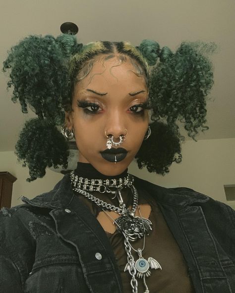 Dre🦇 on Twitter: "aries https://t.co/55y84fxEsi… " Afro Goth, Afro Punk Fashion, Goth Hair, Smink Inspiration, Alternative Makeup, Afro Punk, Estilo Punk, Hair Reference, Grunge Hair