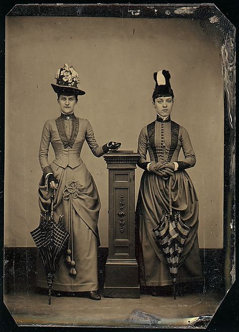 circa 1870 two ladies all decked out, wild hats and parasols!! from the Metropolitan Museum of Art Victorian Poses, Victorian Steampunk Fashion, Moda Steampunk, Victorian Photography, Mode Steampunk, Vintage People, Portrait Vintage, Victorian Photos, Victorian Steampunk