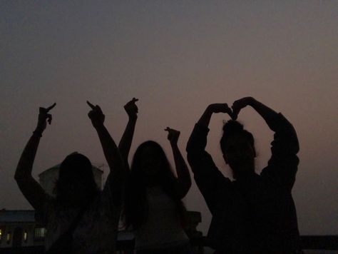 Friend Group Silhouette, Best Friends Silhouette, Silhouette Pictures, Han River, Photos Inspo, Silhouette Photos, Anime Backgrounds, Anime Backgrounds Wallpapers, Backgrounds Wallpapers