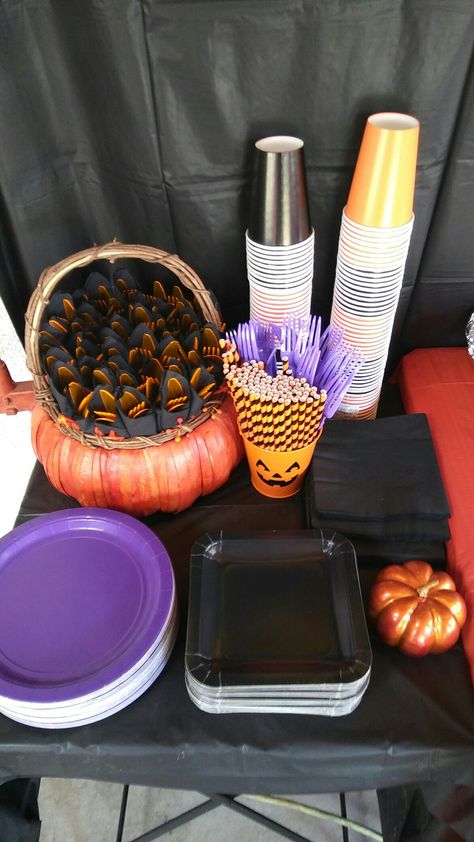 Halloween Party Decor On A Budget, Simple Halloween Birthday Party, October Birthday Food Ideas, Halloween Party Candy Table Ideas, Halloween Party Photo Op, Halloween Birthday Party Centerpieces, Halloween Themed Baby Shower Ideas Food, Halloween Party Centerpieces Kids, Halloween Baby Shower Ideas Decorations