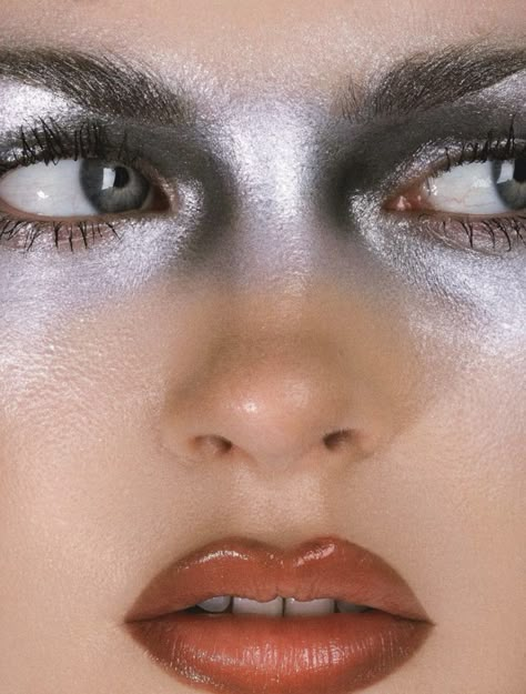 Natural Editorial Makeup, Silver Face Makeup, Metallic Makeup Looks, Sliver Makeup, Catwalk Makeup, Silver Eye Makeup, Futuristic Makeup, Metallic Makeup, Silver Makeup