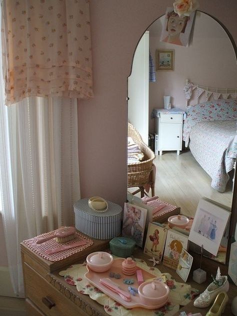 𝘧𝘪𝘯𝘥 𝘮𝘦 @𝘩𝘶𝘯𝘯𝘪𝘦𝘣𝘶𝘮 ! 🎸 Vintage Bedroom, Pretty Room, Dreamy Room, Aesthetic Bedroom, A Mirror, Dream Rooms, Room Aesthetic, Bedroom Inspo, Coventry