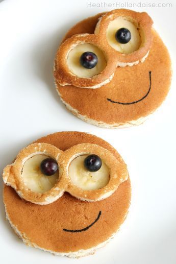 Our FunBites Minion cutter has been getting quite a bit of use around here! In fact, it hasn’t made it a day without being used. Lyla literally woke up this morning asking if we can make breakfast with her goggles. These cute little Minion pancakes are by far her favorite creation. She gobbled them all up! #livebrazenlybeautiful Minion Pancakes, Banana Minion, Easy Breakfast Smoothies, Pancakes Breakfast, Minion Banana, Food Art For Kids, Birthday Breakfast, Healthy Breakfast Recipes Easy, Kids Treat