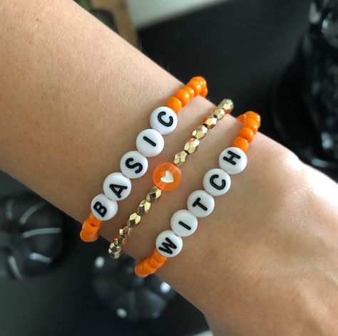 Beaded bracelets Halloween Stack Bracelets, Halloween Diy Bracelets, Beaded Bracelets Fall, Cute Halloween Bracelet Ideas, Holiday Beaded Bracelets, Fall Braclets Ideas, Cute Fall Bracelets, Fall Bracelets Clay Beads, Halloween Clay Bead Bracelet Ideas