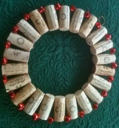 Cork Wreath Christmas, Cork Wreath Diy, Wine Cork Diy Projects, Cork Diy Projects, Cork Crafts Christmas, Wine Cork Wreath, Wine Cork Diy Crafts, Wine Cork Projects, Recycled Wine Corks