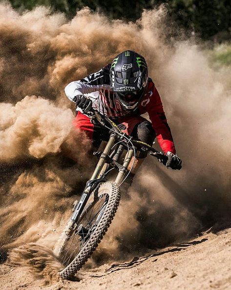 MTB Dirty — @samreynolds26 - @pinkbike photo of the day... Freeride Mtb, Mountain Biking Photography, Mountain Bike Art, Image Moto, Bike Pictures, Downhill Mountain Biking, Bicycle Mountain Bike, Downhill Bike, Downhill Mtb