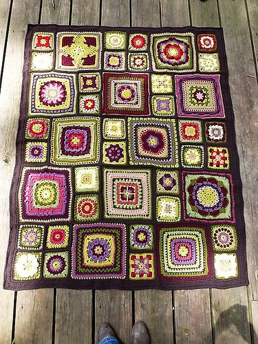 Stained Glass Garden, Motifs Granny Square, Crocheted Blanket, Confection Au Crochet, Crochet Blanket Afghan, Bantal Sofa, Crochet Square Patterns, Granny Squares Pattern, Crochet Motifs