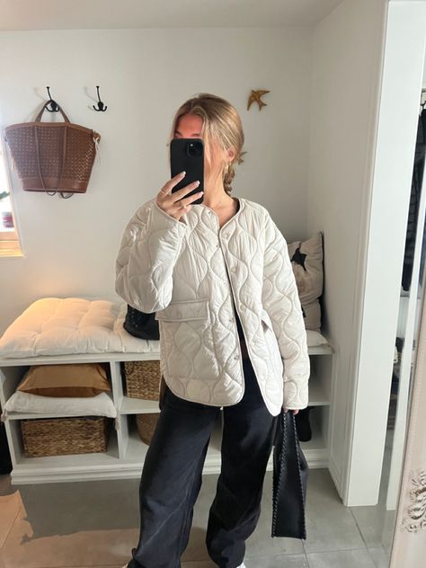 Cream Quilted Jacket Outfit, White Quilted Jacket Outfit, Quilted Jacket Outfit, Miami Outfits, White Puffer, Cold Fits, Stockholm Style, Uni Outfits, Jacket Fits