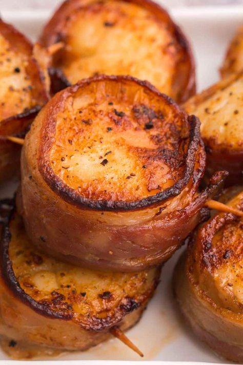 For a dinner that’s rich yet light at the same time, try this 6-ingredient air fryer bacon wrapped scallops recipe! It’s perfect for entertaining and ready in just 30 minutes. Scallops Air Fryer, Bacon Wrapped Scallops Recipe, Bacon Scallops, Frozen Scallops, Air Fryer Fish Recipes, Air Fryer Bacon, Scallops Recipe, Seafood Feast, Baked Scallops