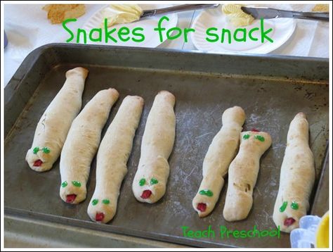 Snakes for snack by Teach Preschool Reptiles Preschool, Reptiles Activities, Classroom Snacks, Preschool Cooking, Slithering Snake, Refrigerated Pizza Dough, Teach Preschool, The Letter S, Preschool Snacks