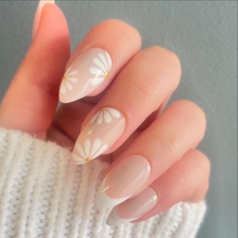 French Tip With Daisies, Gel Nails Spring, Long Almond, Cute Simple Nails, Daisy Nails, Nails Wedding, White Daisies, Nails Spring, Almond Shaped