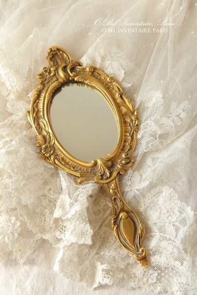 Era Victoria, Royal Core, Royal Aesthetic, Deco Originale, Gold Aesthetic, Classy Aesthetic, Princess Aesthetic, Hand Mirror, Gold Mirror