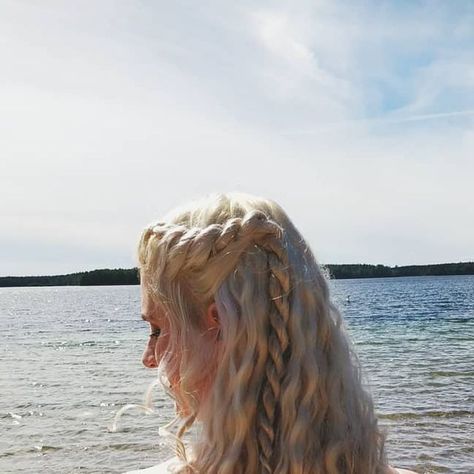 Cessi🔥 on Instagram: "Beach hair!🌅💙💦 Daenerys Targaryen's rope braids from season 4 of Game of thrones 🐲 I had lovely time with @minna.lainio at the #sääksijärvi 🌊🌅 I got this blue-purple dress from @guess at #zsaroutletvillage😍 . . 📸: @minna.lainio  #gameofthrones #daenerystargaryen #alwaystargaryen #mermaidvibes #mermaidhair #braids #ropebraids #khaleesi #queenofthemereen #queen #curls #blonde #blondehair #daenerystargaryenhairstyle #gameofthroneshair #gameofthroneshairstyles #princess #princesshairstyles #beach #beachhair #swimminghair #with #friend" Dutch Rope Braid, Daenerys Targaryen Hair, Overnight Waves, Braided Waves, Rope Braids, Cinderella Movie, Swimming Hairstyles, Princess Hairstyles, Instagram Beach