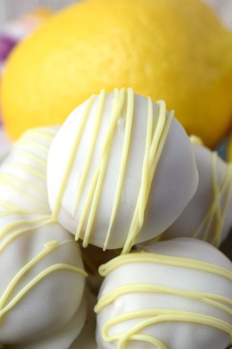 Lemon Cake Truffles Lemon Truffle Cake, Lemon Cake Pops Recipe, Easy Wedding Desserts, Lemon Cake Pops, Cake Truffles Recipe, Lemon Truffles, Box Lemon Cake, White Chocolate Truffles, Lemon Sugar Cookies