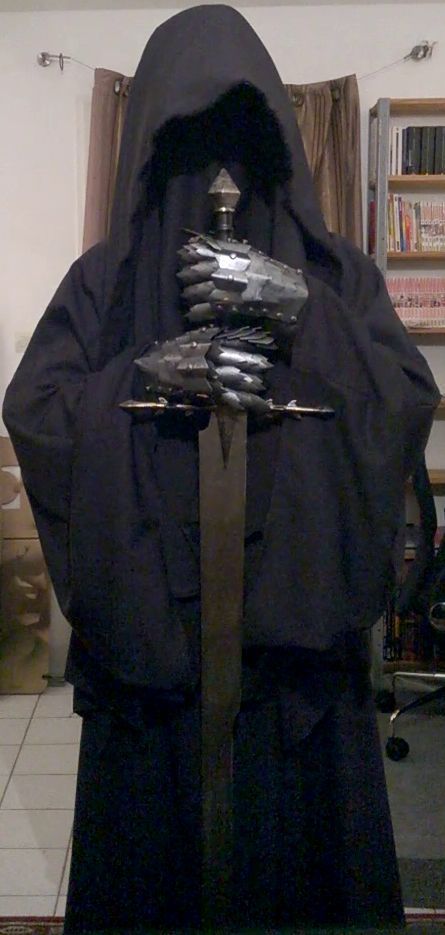 Nazgul Aesthetic, Nazgul Halloween, Unique Cosplay Ideas, Nazgul Gauntlet, Nazgul Costume, Ring Wraith, Knight Costume, Arte Alien, Black Cape