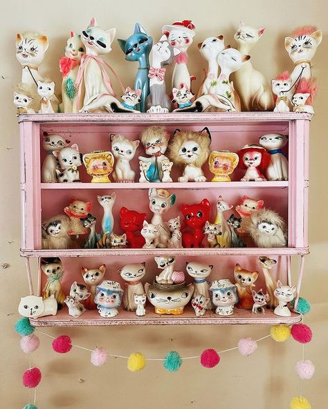 Kitschy Bathroom, Kitschy Aesthetic, Antique Figurines, Kitschy Decor, Kitsch Vintage, Kitsch Decor, Flea Market Decorating, Holt Howard, Flea Market Style