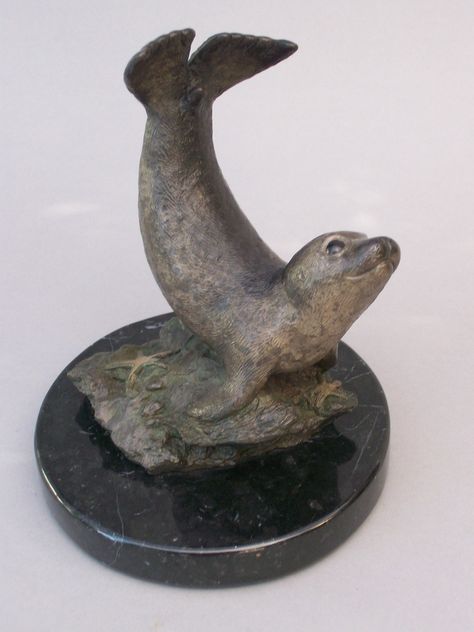 seal sculpture Clay Seal Animal, Sea Animal Clay Sculpture, Sea Creature Clay Sculptures, Ceramic Otter Sculpture, Seal Sculpture, Ocean Mammals, Art Sculpture En Bois, Dolphin Family, Paper Mache Art