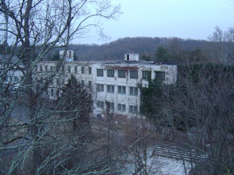 Henryton State Hospital, Marriottsville MD - one of the newer buildings - in the late 70's and early 80's mindset shifted from institutionalization to more outpatient and home care which led to decreasing resident numbers at Henryton. The Maryland DHMH decided to end the training program in 1984 because of the low numbers of enrollment and residents. Haunted Hospital, Haunted Asylums, Haunted America, Haunted Locations, Intense Feelings, Creepy Places, Abandoned Asylums, Being Watched, Abandoned Hospital