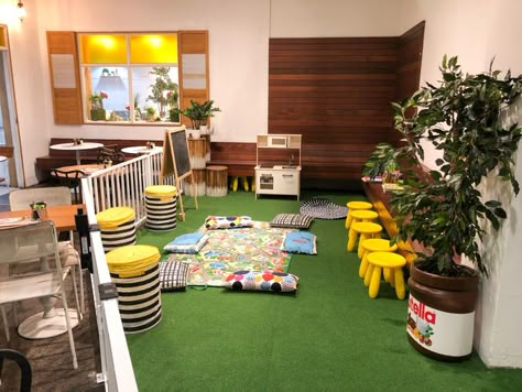 Family Friendly Cafe Interior, Kids Cafe Seating, Kids Corner In Cafe, Kids Restaurant Ideas, Kids Cafe Playroom, Kids Cafe Ideas, Cafe Playground, Kids Cafe Interior, Cafe Ideas Design