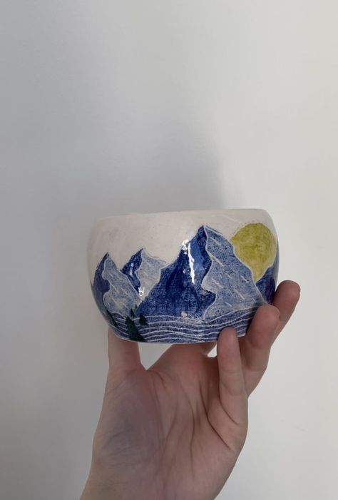 Ceramic Painting Mountains, Watercolor On Ceramics, Mug Glaze Ideas, Pottery Mountains, Landscape Ceramics, Ceramic Mountain, Handmade Pottery Plates, Mountain Mug, Ceramic Cafe