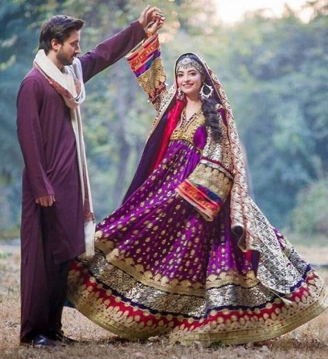 Afghanistan bride wears a salwar kameez that has elaborate and elegant handcrafted embroidery. Bright colours with hand embroidery is what bridal attires are all about in Afghanistan. In Afghanistan green colour is believed to be a colour that is associated with prosperity and paradise. Afghan Wedding Dress, Bride Looks, Bridal Mehndi Dresses, Afghani Clothes, Shadi Dresses, Afghan Wedding, Henna Night, Afghan Girl, Most Beautiful Wedding Dresses