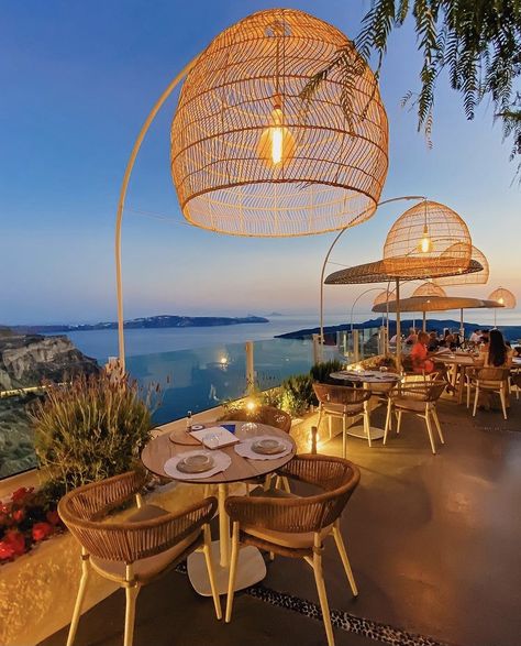 Homestay Ideas, Bar Fancy, Rooftop Dining, Motivation Psychology, Rooftop Restaurant, Greece Islands, Outdoor Restaurant, Greek Style, Rooftop Terrace