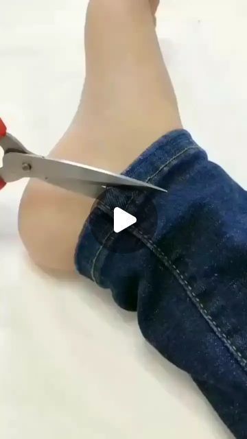 Quick & Easy DIY Clothes Life Hacks for a Fresh Look Sewing Hems, Paper Sketch, Easy Diy Clothes, Diy Clothes Hacks, Packing Hacks Clothes, Mode Tips, Sewing Easy Diy, Sewing Crafts Tutorials, Sewing Tutorials Clothes