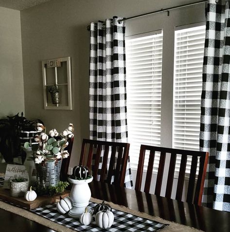 Craft & DIY Tutorials Checkered Curtains, Kitchen Curtains Ideas, Buffalo Check Kitchen, Cortinas Country, Black And White Curtains, Farmhouse Kitchen Curtains, Kitchen Dining Room Combo, Curtains Farmhouse, Checkered Decor