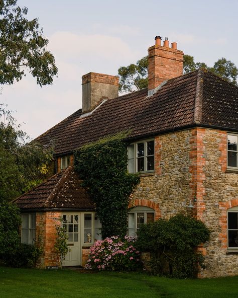 Cottage House England, Large English House, English Country Farmhouse Exterior, British Farmhouse Exterior, English Countryside Garden, British Cottage English Countryside, British Countryside House, Yorkshire Cottage, British Country House