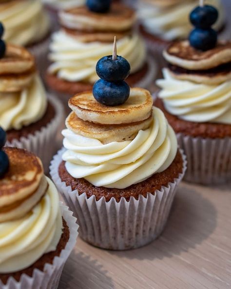 Blueberry Pancake Cupcake Recipe, Pancake Cupcakes Recipe, Blueberry Pancake Cupcakes, Fancy Cupcake Flavors, Mini Cupcakes Ideas, Maple Syrup Frosting, Tiny Pancakes, Syrup Sponge, Pancake Cupcakes