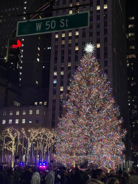 Rockafella Centre Christmas, Rockerfella Christmas Tree Pictures, New York Rockefeller Center Christmas, Rockafella Center Christmas Aesthetic, Rockefeller Aesthetic, Rockafella Center Christmas, Rockefeller Center Aesthetic, Rockerfella Christmas Tree, Rockafella Centre