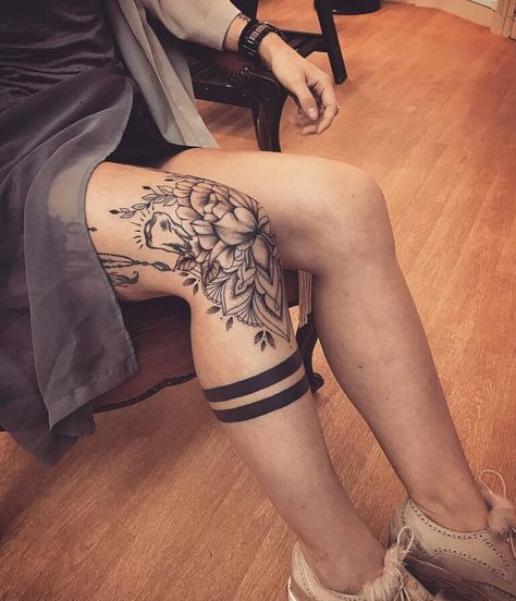 Knee Tattoos Women, Knee Tattoos, Tattoo Over Scar, Tattoo Band, Scar Tattoo, Muster Tattoos, Tattoos Women, Leg Tattoos Women, Thigh Tattoos Women