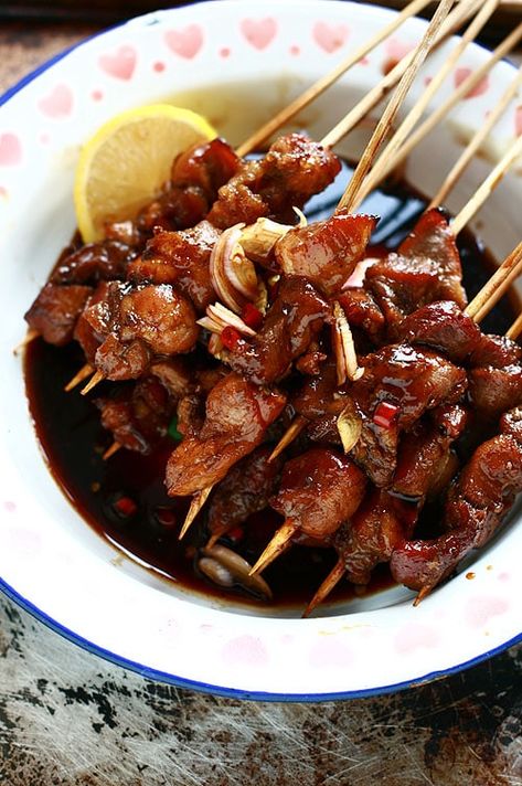 Indonesian sate or sate. Sate is marinated meat skewered on sticks grilled to perfection and served with sauce. Easy sate babi and sate ayam recipe by Rita. | rasamalaysia.com Sate Chicken, Indonesian Chicken, Kecap Manis, Ayam Bakar, Enjoy Your Meal, Indonesian Cuisine, Chicken Food, Low Fat Diets, Boneless Chicken Breast