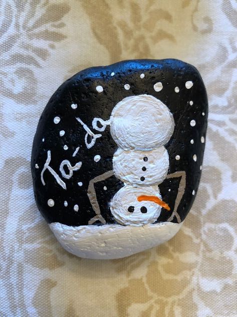 Christmas Painted Rocks Ideas Easy, Snowman Rock Painting Ideas, Winter Painted Rocks Ideas, Snowman Painted Rocks, Winter Painted Rocks, Christmas Painted Rocks Ideas, Hot Cocoa Ideas, Christmas Rock Painting Ideas Easy, Winter Rock Painting Ideas