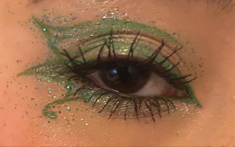 Light Green And Gold Makeup, Evermore Inspired Makeup, Melanie Martinez Concert Makeup Looks, Fairy Garden Makeup Ideas, Tinker Bell Inspired Makeup, Green Fairycore Makeup, Green Makeup Eyeliner, Portals Tour Makeup Ideas, Green Fairy Makeup Halloween