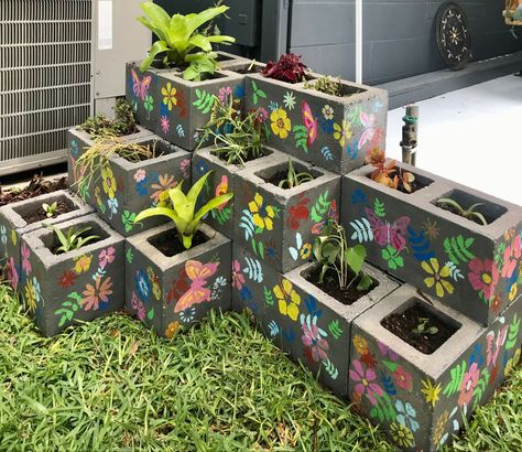 Garden Box Paint Ideas, Cement Blocks Garden, Painted Concrete Blocks, Repurpose Cinder Blocks, Painted Cement Blocks, Cinderblock Garden Ideas, Painted Cinder Block Garden, Cinder Block Painting, Cinder Block Painting Ideas