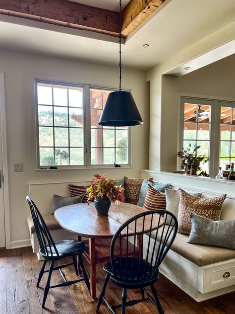 California Spanish breakfast nook with views of the hills Classic Casual Interior Design, Classic Colonial Interior, Spanish Dining Room, Spanish Estate, Spanish Breakfast, Spanish Interior Design, Casual Bedroom, Spanish Interior, Casual Home Decor