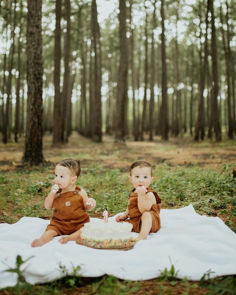 🍰 TWIN CAKE SMASH FUN 🎂 Getting to know their little-big personalities and getting to finally tell them apart haha has been a blessing can’t believe they’re one year old already!! 🥹 One Year Old Twin Photoshoot, Twins Cake Smash Photoshoot, Cake Smash Photos Twins, Twin Smash Cake Pictures, First Birthday Twins Photoshoot, Twin 1st Birthday Photoshoot, Twin Cake Smash, Twins Cake, Twin Photos