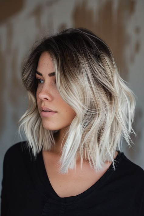 Shoulder Length Balayage Blonde, Platinový Blond, Dark Roots Blonde Hair Balayage, Blonde Balayage Ideas, Icy Blonde Balayage, Roots Blonde Hair, Blonde Hair With Roots, Dark Roots Blonde, Balayage Bob