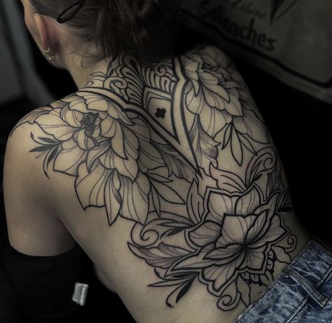 Peonies Tattoo Back, Peony Back Tattoo, Feminine Back Tattoos, Spine Tats, Tattoo Ideas Inspiration, Floral Back Tattoos, Backpiece Tattoo, Spine Tattoo Ideas, Tattoo 2024