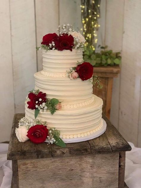 Red Velvet Wedding Cake 2 Tier, Red Flower Wedding Cake, Red Themed Wedding Cake, Simple Quince Cakes, Quince Cakes Red, Red Quince Cake, Maroon Wedding Cake, Wedding Cakes Maroon, Red Rose Wedding Cake