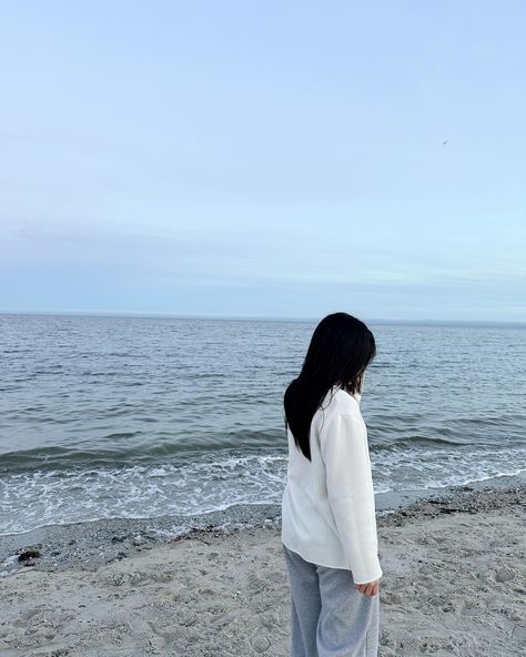 Korean Quiet Life Aesthetic, Beach Back Pose, Things To Do At The Beach Alone, Korean Nature Aesthetic, Pose Ideas In Beach, Korean Photo Aesthetic, Summer Aesthetic Korean, Happy Life Pictures, Korean Life Aesthetic