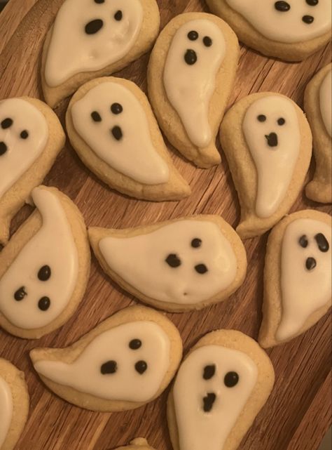 halloween baking aesthetic Halloween Baking Ideas Aesthetic, Halloween Baking Aesthetic, Halloween Cookies Aesthetic, Fall Baking Aesthetic, Halloween Bat Cookies, Cookies Aesthetic, Bats Cookies, Baking Aesthetic, Fun Halloween Food