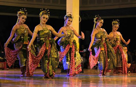 Tari Bedhaya Traditional Dance, Cartoon Faces, Traditional Fashion, Cartoon Jokes, Mind Map, Dance Poses, Traditional Outfits, Dancer, Indonesia