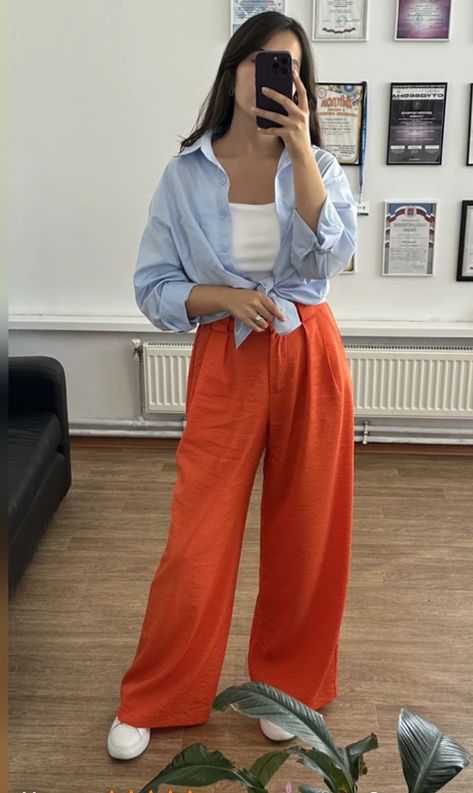 Style Orange Pants, Orange Pants Outfit, Red Pants Outfit, Colorful Streetwear, Turquoise Clothes, Trouser Outfit, Orange Pants, Red Pants, Red Outfit