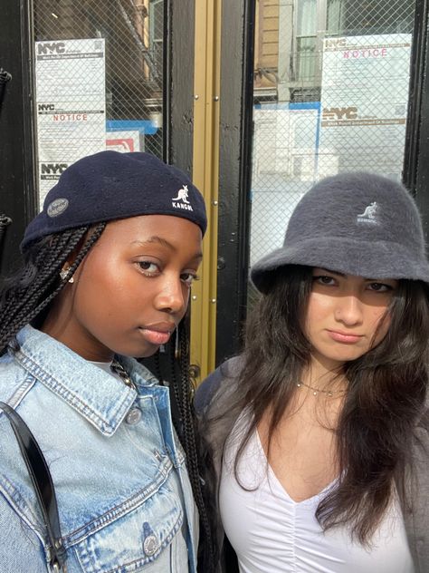 #bestfriend #besties #aesthetic #aesteticgirl #bestiegoals #kangol #blackgirlshairstyles #nyc #newyorkcity Kangol Cap Outfit, Kangol Hats Outfit, Flat Cap Women Outfits, Kangol Hats Women Outfit, Berrets Outfits, Cap Women Outfit, Flat Cap Women, Friends In Nyc, Kangol Caps