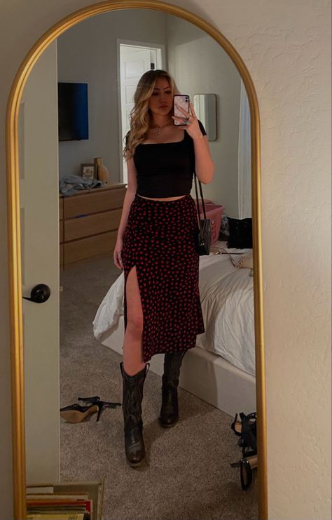 Going Out Outfit Cowboy Boots, Cowboy Boots Tights Outfit, Black Outfit With Cowboy Boots, Cowboy Boots Outfit Going Out Night, Cowgirl Boots Winter, Goth Cowboy Boots Outfit, Outfit Inspo Black Cowboy Boots, Outfit With Brown Cowgirl Boots, Black Cowgirl Boots Outfit Fall