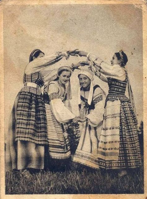 Lithuanian Traditional Clothing, Latvia Traditional Clothing, Lithuanian Clothing, Folk Costumes Of The World, Lithuanian Culture, Latvian Folk Dance, Old Lithuanian Photos, Farmer Outfit, Estonian Folk Costume