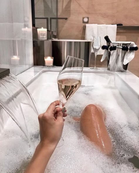 Romantic Bath, Travel Fashion Girl, Champagne Bubbles, A Glass Of Wine, Classy Aesthetic, Body Exfoliator, Glass Of Wine, Bubble Bath, Classy Women